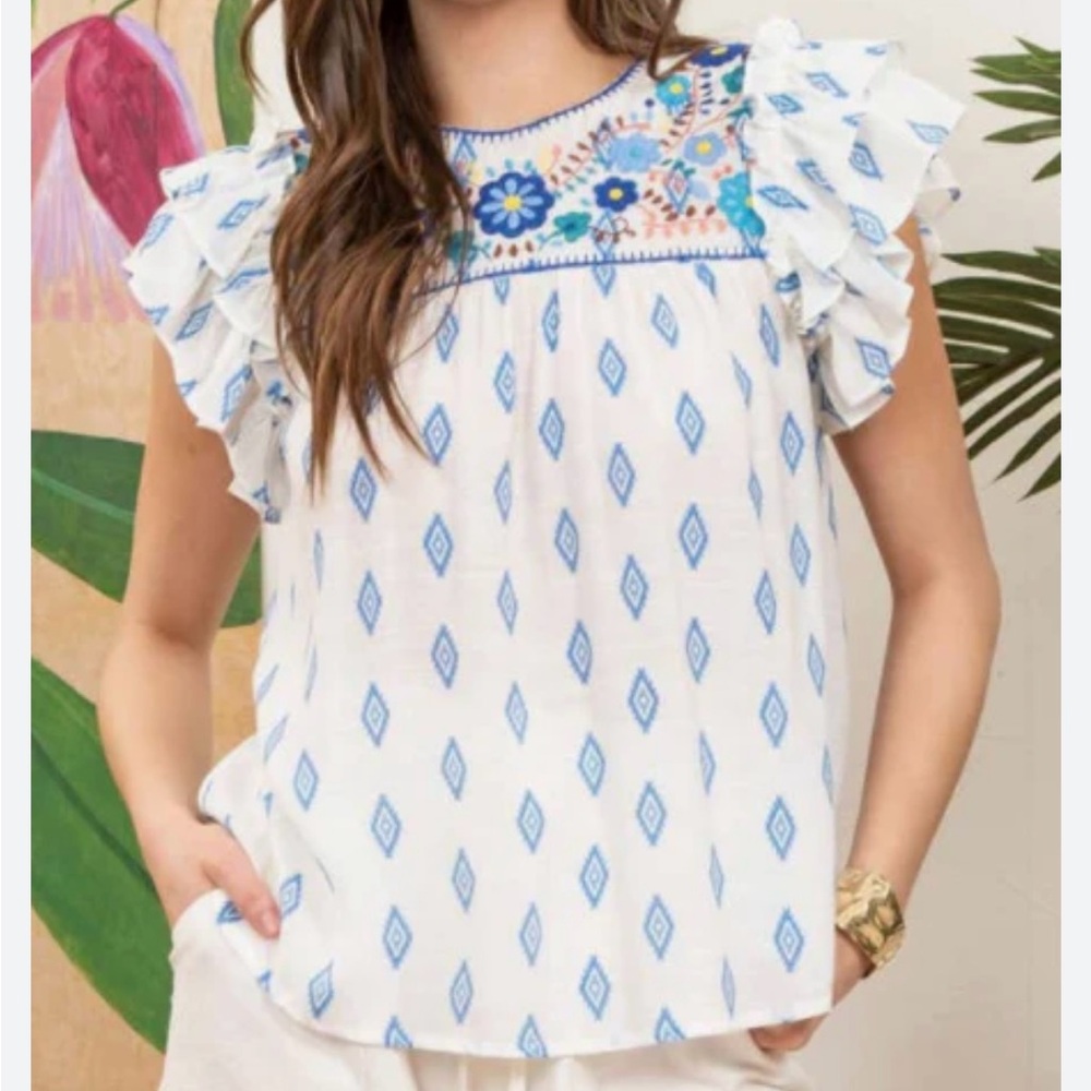 ❤️Floral Embroidered Ruffle Sleeve Top ❤️